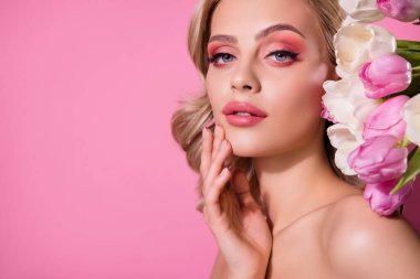 Muhteşem kadın dokunuşunun profesyonel stüdyo fotoğrafı 8 Mart için parfümlü organik ürün hediyesinin tadını çıkarın..