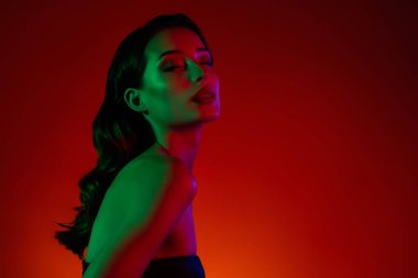 Çekici, çarpıcı bir kızın Sevgililer Günü 'nde flört eden modern neon renkli diskotekte mezuniyet balosunu kutlayan fotoğrafı..