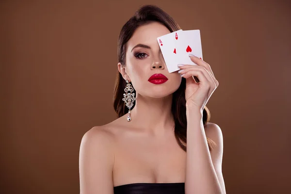 扑克牌俱乐部时尚优雅的女士拿着扑克牌的照片 在过去的背景下赢得了组合 — 图库照片