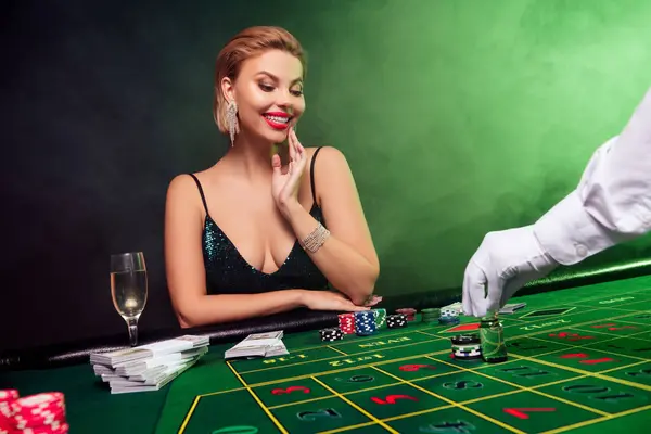 Foto Von Attraktiven Chic Vip Mädchen Spaß Haben Unterhaltung Casino — Stockfoto