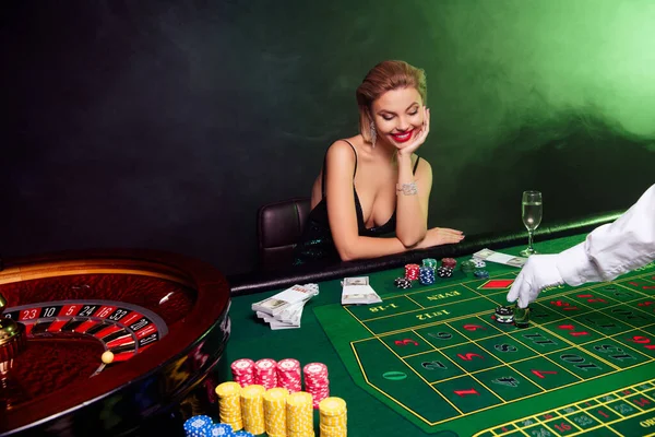 Φωτογραφία Από Πλούσια Ελκυστική Chic Κορίτσι Εκατομμυριούχος Διασκεδάσουν Στο Καζίνο — Φωτογραφία Αρχείου