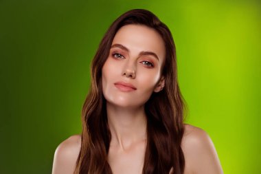 Oldukça keyifli bir fotoğraf çıplak omuzlu genç bir kadın izole edilmiş yeşil arka plan gülümsüyor.