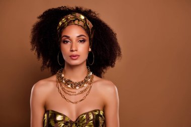 Kraliyet Masaj Kabilesi Şefi Kraliçe 'nin portresi. Pastel renkli arka plana bakın..