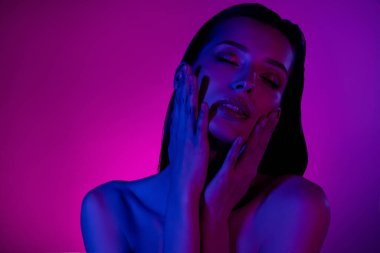 Tutkulu, çekici bir kızın fotoğrafı hijyen gece kulübü disko etkinliği dokunuşunu hisset tutkulu jel merhemi sür.