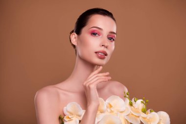 Mükemmel kadının orkide özüyle aromaterapi organik prosedürü uygulayarak kusursuz cildin keyfini çıkardığı bir fotoğraf..