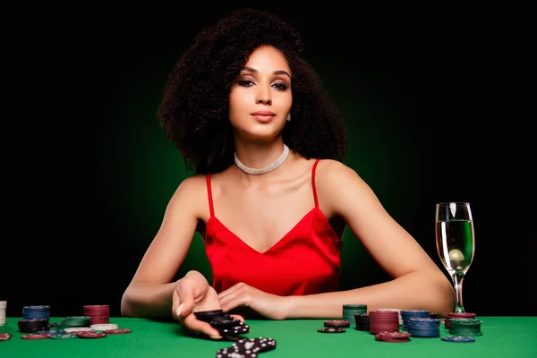 豊かな金持ちの素晴らしい女性の写真は 暗い緑の背景に隔離されたチップに取り組むカジノを勝ち取るセクシーなドレスを着用します — ストック写真