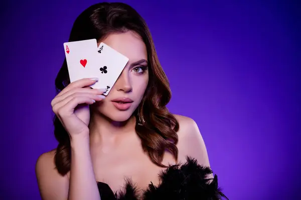 别致迷人的女士合上她的扑克牌 显示出好运赢得了王冠组合的照片 — 图库照片