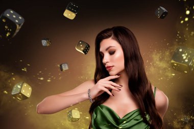 Yaratıcı kolaj afişi VIP cazibesi genç bayan kumarhane kumarhanesi altın zarlar için büyük ikramiye..