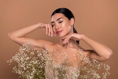 Tatlı, tatlı, tatlı bir bayanın fotoğrafı. Gözleri kapalı. İpeksi, yumuşak, taze, organik bir yüz..