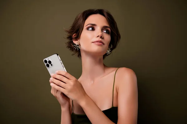 Photo Gorgeous Lady Hold Smart Phone Device Look Green Empty — Stok fotoğraf
