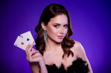 Çekici ve soylu bir bayanın pokerde şans getiren kumarhane klübünde çekilmiş fotoğrafı..
