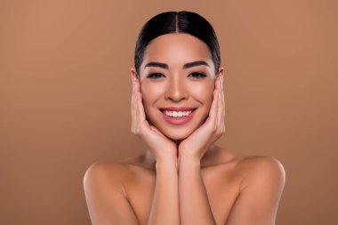 Neşeli güzel bayan yüzü portresi sabah rutini detoks jel ipeksi yumuşak ten uygula bej rengi arka planda.