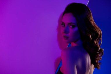 Çekici ve çekici bir kadının gece kulübü diskosundaki fotoğrafı. Vogue etkinliklerini düzenleyen milyoner adamla flört ediyor..