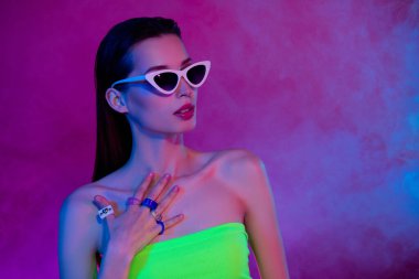 Seksi zengin bayanın fotoğrafı. Puslu, özel bir gece kulübünde eğlenin. Neon havalı bir etkinlikte flörte dokunun..