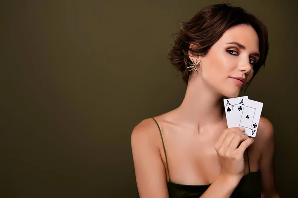 Foto Elegante Elegante Chica Celebrar Jugando Las Cartas Engaño Póquer —  Fotos de Stock