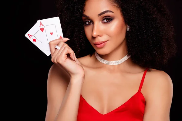 2枚のカードフラッシュロイヤルコンビネーションを示す素晴らしい狡猾な女性ポーカープレーヤーの写真百万ジャックポットを獲得 — ストック写真