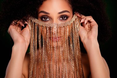 Msyterious şık bayan orta paskalya şamanı yüzü zengin peçeyle kaplanmış aşk büyüsü yapıyor mu sultanla evlenmek için.