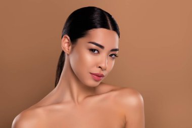 Sevimli hanımefendinin fotoğrafı. Kusursuz cilt kremi serumu tedavisi. İzole edilmiş pastel arka plan..