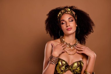 Şık bir bayanın fotoğrafı. Yeni mücevher koleksiyonu kolyesini deneyin. Pastel arka planda alışverişin keyfini çıkarın..