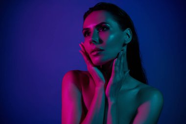 Çekici, saf kadın dokunuşunun fotoğrafı. Prosedürden zevk alın. Canlı telif alanı arka planında pürüzsüz ideal deri..