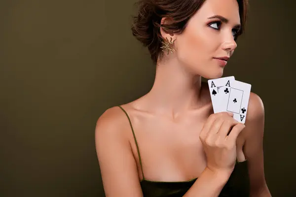 Zdjęcie Atrakcyjnej Dziewczyny Cheater Trzymać Gry Pokera Połączenie Spojrzeć Zielony — Zdjęcie stockowe
