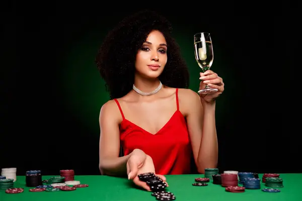 Photo Rusée Dame Chic Dans Club Poker Privé Détiennent Des — Photo