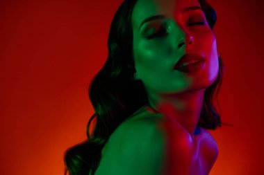 Ateşli bir bayanın fotoğrafı. Sevgililer günü randevusunun tadını çıkar. Sevgilisi Red Neon Modern Gece Kulübü diskosunda..