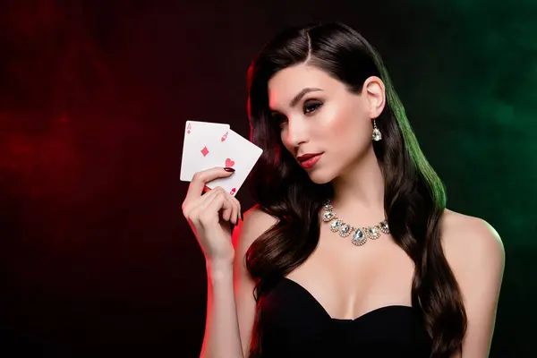 Photo Riche Dame Chic Riche Club Poker Jouer Montrent Deux — Photo