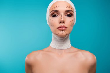 Tıbbi bandajlı kadın estetik cerrah portresi siyanür arkaplanından izole görünüyor..