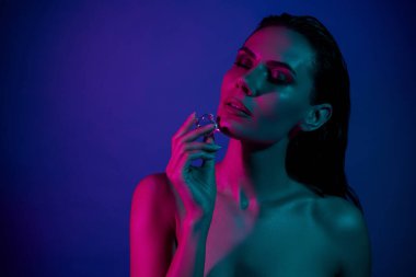 Çekici, göz kamaştırıcı bir kadının fotoğrafı. Buz küpüyle masaj yüzü..