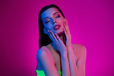 Çekici bir kadın dokunuşunun fotoğrafı güzellik salonundaki yeni makyajın sevgililer günü partisi için olan arzusunu hisset..