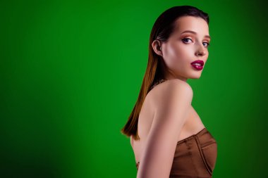 Çekici, tutkulu, çekici bir kızın fotoğrafı. Pop yıldızı film festivali ödül törenini bekliyor. Reklam etkinlikleri..