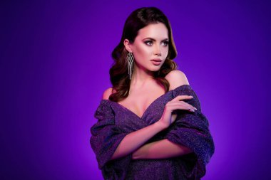 Özel kokteyl etkinliği reklamları için şık elbiseler giyen zengin bir kızın fotoğrafı..