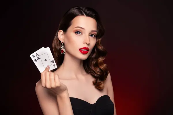 Foto Van Stijlvolle Dame Professionele Pokerspeler Nachtclub Houden Kaarten Donkere — Stockfoto