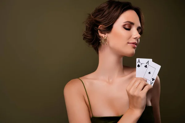 Zdjęcie Atrakcyjnej Dziewczyny Poker Player Trzymać Połączenie Kart Gry Zielonym — Zdjęcie stockowe