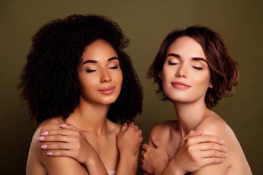 Kendini kabullenme kavramı. İki hassas kız nazikçe kucaklaşıyorlar. Gözleri kapalı, haki renginde..