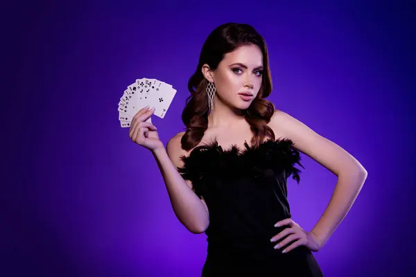 富丽堂皇的富家女阿里索拉特在赌场俱乐部玩扑克 享受时尚庆典的照片 — 图库照片