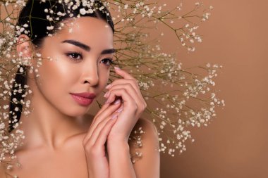 Nazik çıplak kadın elinin fotoğrafı ipek gibi tenine dokundu doğal kozmetik jel kremi ürünü bej rengi arka planda izole edildi..