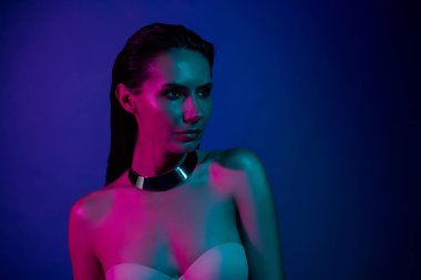 Çekici ve çekici bir kızın fotoğrafı lüks takılar takıyor. Geçmişi baştan çıkarıcı..