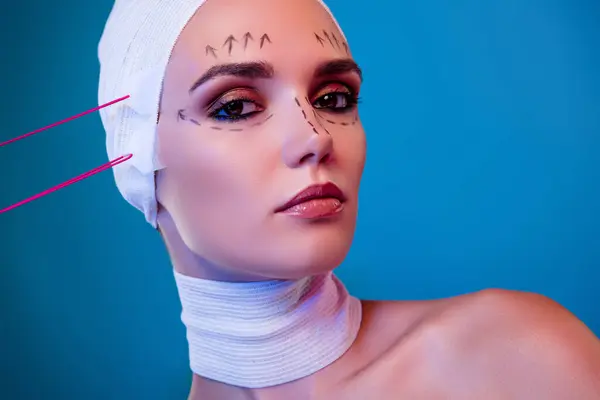 Çekici Plastik Cerrah Kadının Neon Renkli Arka Plan Üzerinde Bant — Stok fotoğraf