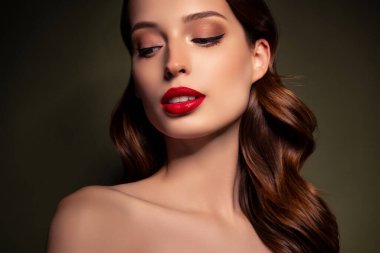 Şık zengin bayan şarkıcının fotoğrafı çıplak omuzlar ve güzel yüz ifadesi akşam kırmızı halısına hazır olun..