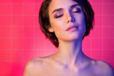 Rüya gibi bir kadının estetik cerrahi planladığı resim kolajında izole edilmiş neon pembe arka plan..