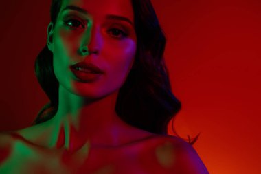 Kırmızılı neon güzellik salonundaki narin kızın kesilmiş yakın plan fotoğrafı pürüzsüz bir vücut için hijyen banyosu yaptırıyor..