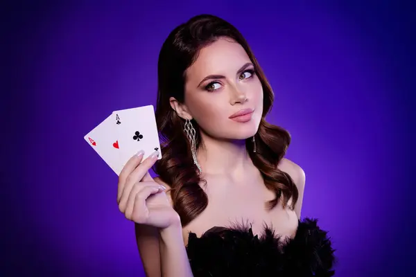 Foto Von Chic Wunderschöne Dame Aristokrat Halten Pokerkarten Glücklichen Gewinner — Stockfoto
