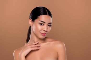 Muhteşem narin bayan parmaklarının fotoğrafı yumuşak, ipeksi, kusursuz, saf tene dokunuyor. Bej renkli arka planda izole edilmiş boş bir alan..