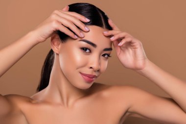 Çok tatlı bir kadının portresi aynaya bak. Yüzüne dokun. Hassas cilt dermatolojisi..