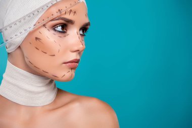 Plastik cerrahi için cetvel kullanan kadının fotoğrafı. Yüz asimetrisi siyanür arkaplanından izole edilmiş..