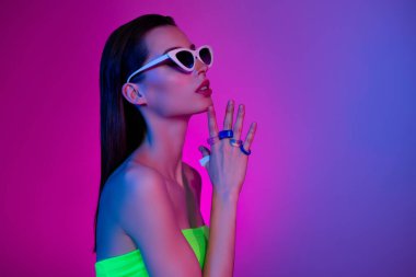 Bijouterie yüzüklü güzel bir kızın profil fotoğrafı. Çene ellerinize dokunun. Diskotek reklamının keyfini çıkarın..