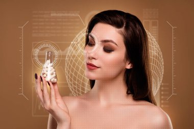 Estetik ameliyattan önce içen kadının eskiz fotoğrafı kahverengi arka planda izole edilmiş..