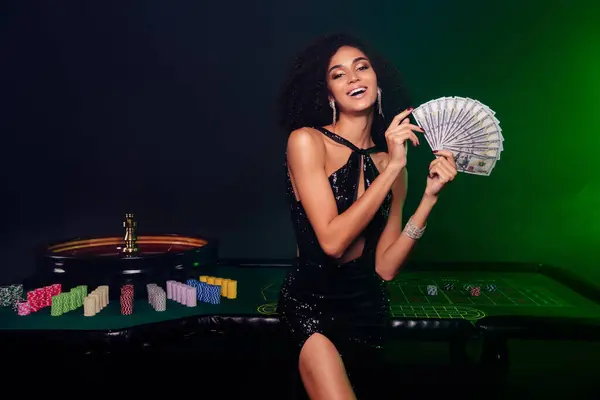 Foto Glad Chic Fantastisk Flicka Insats Insatser Poker Klubb Lycklig — Stockfoto